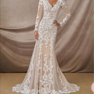 Elegant Lace Wedding Dress in White and Cream